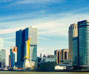 panorama miasta z wieżowcami w tle