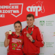 dwoje medalistów (kobieta i mężczyzna) na tle baneru promującego akademickie mistrzostwa polski